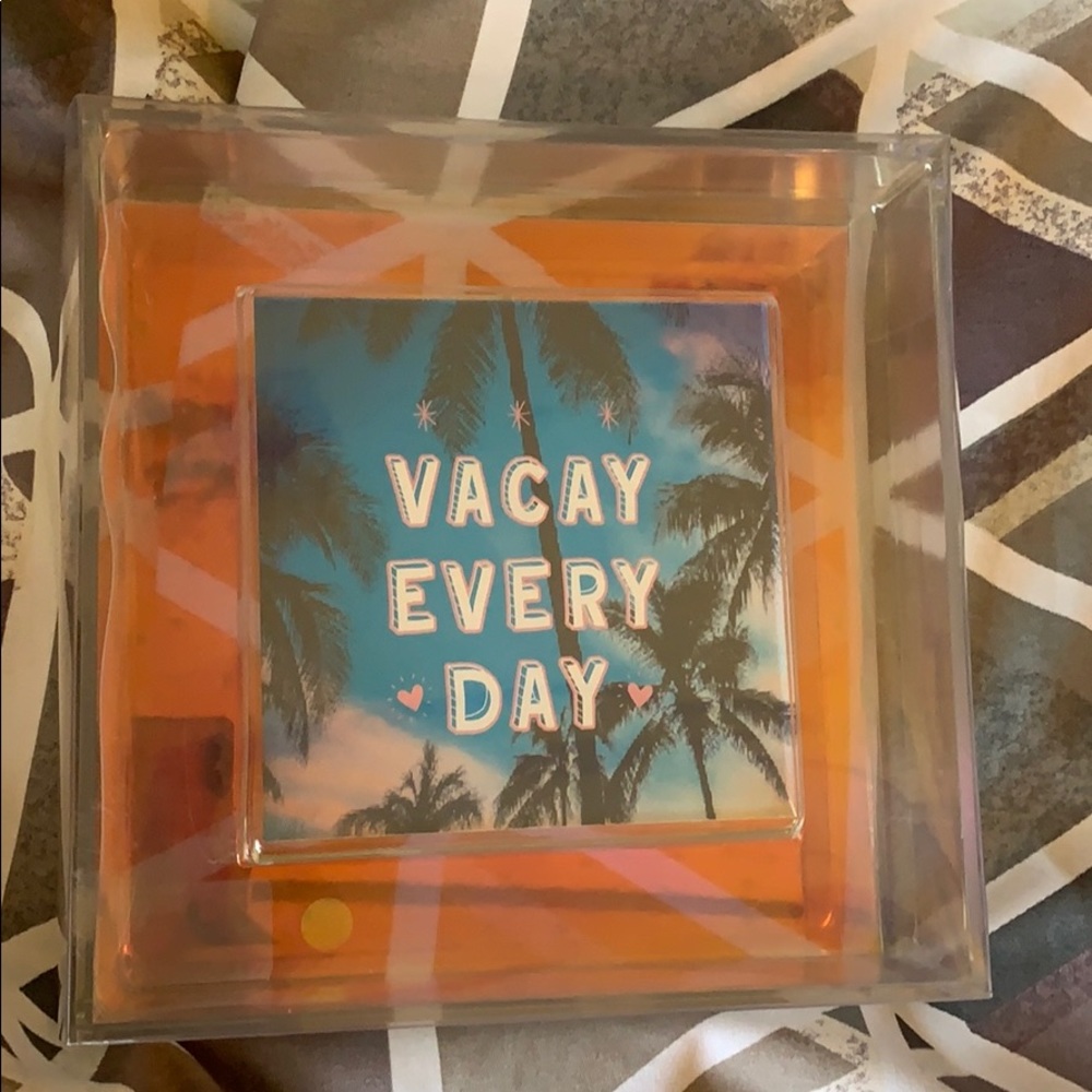 “Vacay every day” room decor
